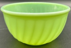 lot 276 image: Vintage Fire-King 7 Jadeite Swirl Mixing Bowl