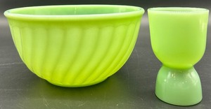 lot 277 image: Fire-King 7 Jadite Swirl Mixing Bowl and Egg Cup Set