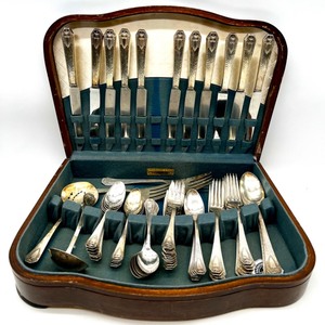 lot 321 image: HERALDIC 1847 Rogers Bros XS Triple Silverplate Flatware Set with Serving Pieces and Chest