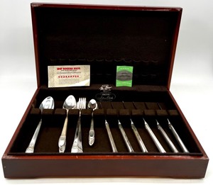 lot 319 image: First Love - Rogers Bros. Silverplate Flatware Set in McGraw Chest
