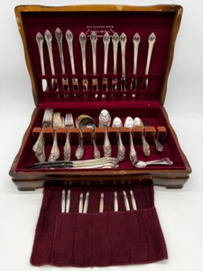 lot 320 image: REMEMBRANCE 1847 Rogers Bros Silverplate Flatware Set with Wood Case
