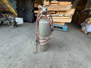 lot 9 image: Accetylene Tank With Hose