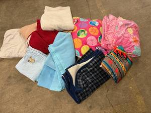 lot 47 image: Large Assorment of Blankets, Throw & Comforters