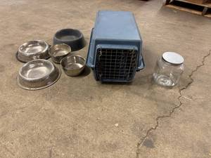 lot 50 image: Small Dogcat Kennel & Dishes