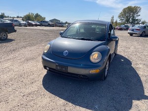 lot 13 image: 2004 Volkswagen New Beetle