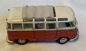lot 134 image: 1962 Volkswagon Mini Bus Die-Cast Model Car Franklin Mint In Box