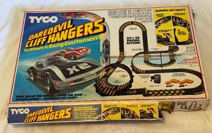 lot 137 image: Vintage Tyco Daredevil Cliff Hangers Racing Cars and Track In Box