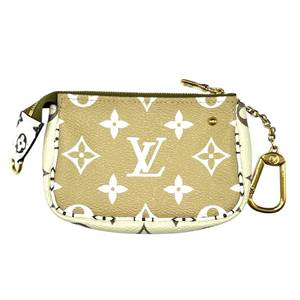 lot 11C image: NEW Louis Vuitton Giant Reverse Monogram Mini Pochette Accessoires $1,200