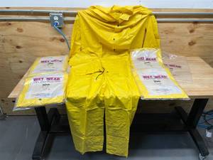 lot 107 image: WETWEAR - Lot of 5 - Ansell Protective Clothing Xl