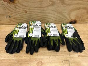 lot 137 image: Bellingham Bamboo Gardener Unisex Palm-dipped Gardening Gloves Green S 1 pair (lot of 4)