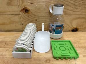 lot 151 image: Various pet supplies