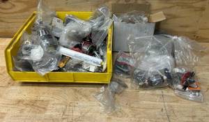 lot 165 image: Lot of Miscellaneous ElectronicsParts