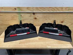 lot 211 image: Libman - Lot of 4 - 2 929 Outdoor Scoop with Telescoping Handle and 2 535.0 Brush Head, Wash Brush, Scrubbing Surface, 10 x 6