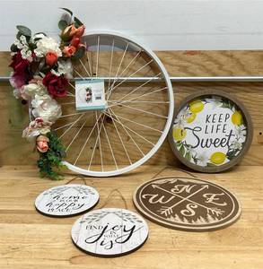 lot 253 image: Home Decor (lot of 5)