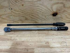 lot 276 image: Husky torque wrench and pry bar