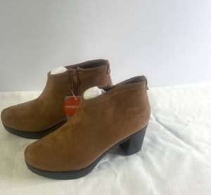 lot 13 image: Pair of Light Brown Suede Ankle Boots Size 9.5