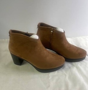 lot 14 image: Pair of Light Brown Suede Ankle Boots Size 9.5