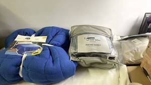 lot 78 image: Blue Tufted Quilt TwinFull and Queen Polar Fleece Fitted Sheet Set