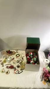 lot 224 image: Collection of Vintage Christmas Ornaments and Holiday Decorations