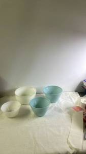 lot 230 image: Set of 4 Vintage Fire-King Mixing Bowls Jadeite and White Milk Glass