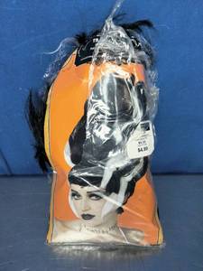 lot 5 image: TRANSYVANIA BRIDE WHITE 11 TALL BEEHIVE HAIR