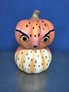 lot 9 image: Lovey The Owl fall tabletop figurine