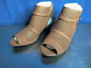 lot 28 image: Easy Street Carrigan Womens Sandals - Size 10