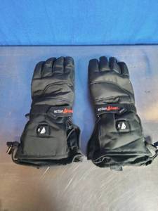 lot 82 image: ActionHeat 5V Mens Battery Heated Snow Gloves