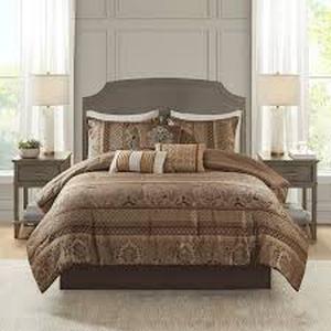 lot 87 image: Madison Park Venetian Comforter - King