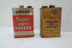 lot 106 image: Vintage Sinclair Antifreeze Gallon Can & Dakota Tank Saver & Lubricant Gallon Can