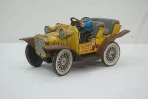 lot 114 image: Vintage Hubley Mr. Magoo Battery-Operated Tin Car. 1961