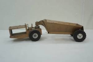 lot 123 image: Vintage Structo Bottom Dump Earth Mover Toy. 1950s