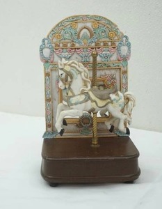 lot 138 image: Vintage 1980s Carousel Horse Mirror Music Box