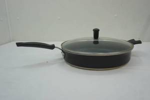 lot 149 image: Wearever Large Frying Pan With Cover 12.5 diameter