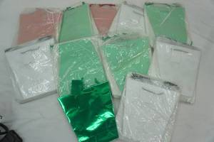 lot 334 image: U Shaped Gift Bags (Metallic) 9 tall