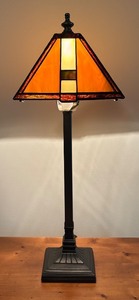 lot 100R image: LL - Arts and Crafts Style Stained Glass Petite Table Lamp