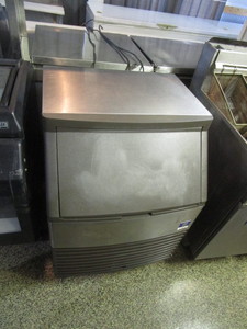lot 14 image: Manitowoc Ice Machine 26X26X38