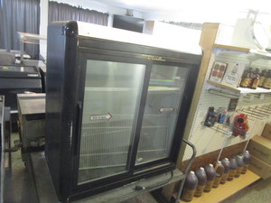 lot 23 image: True Display Cooler 36x20x39