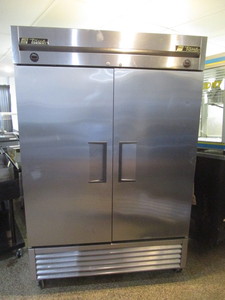 lot 32 image: True RefrigeratorFreezer Combo 54x30x83