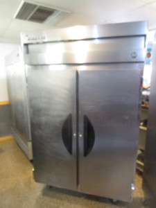 lot 37 image: Victory Refrigerator 53x33x83