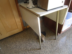 lot 60 image: Vintage Dining Room Table 30x45x29