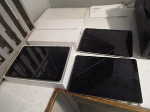 lot 65 image: (3) iPads