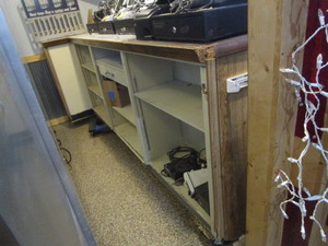 lot 71 image: Large Sales Counter 25x116x43