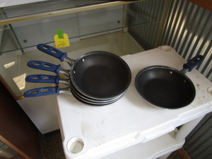 lot 75 image: (5) 7 Alum Frying Pans