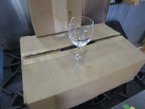lot 96 image: (24) 7 Wine Glasses