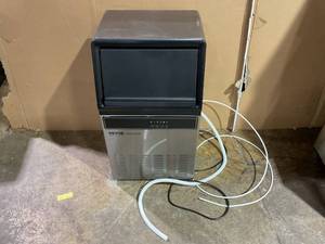 lot 4 image: VEVOR 120lbs24H Commercial Ice Maker Machine, 33lbs Storage Capacity Ice Maker with Drain Pump, 55 Ice Cubes in 15 Minutes, LED Digital Display Freestanding Self-Cleaning for Bar Office Restaurant
