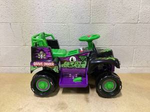 lot 439 image: 6V Grave Digger Ride on Car Monster Truck Monster Jam Graphics for Boys & Girls 18-36 Months