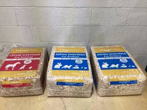 lot 444 image: LOT OF 3 Miscellaneous Vibrant Life Pet Bedding Shavings