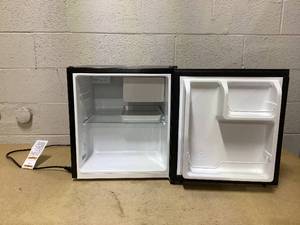 lot 448 image: Hisense 1.6 Cu ft Single Door Mini Fridge, Black, Energy Star, 1 Year Warranty, WMS017M6XBE