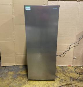 lot 109 image: Vissani Upright Freezer 6.9 cu